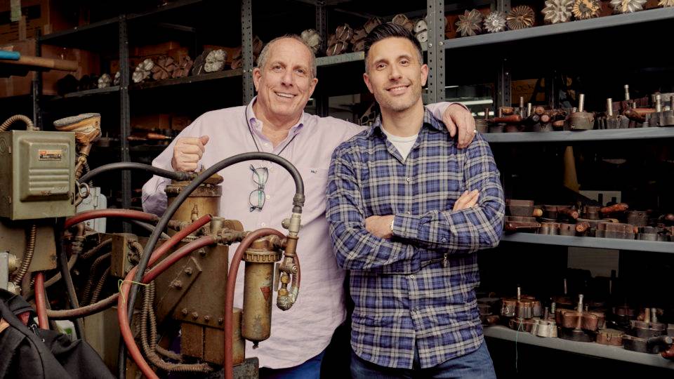 Warren e Adam Brand tem uma empresa que faz flores artificiais em Nova York.