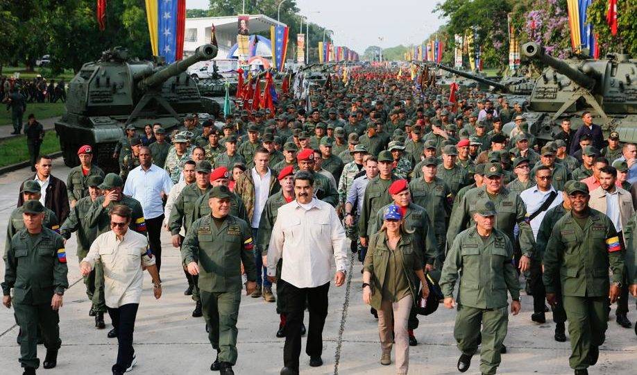 O ditador Nicolás Maduro, sua esposa Cilia Flores e o ministro da Defesa Vladimir Padrino participam de "Marcha da Lealdade" com as forças armadas nacionais bolivarianas (FANB) no estado de Carabobo, 21 de maio. Foto distribuída pelo Palácio de Miraflores