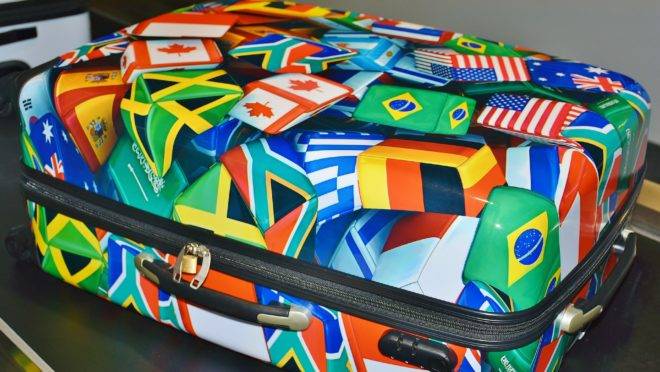 Bagagem em esteira de aeroporto