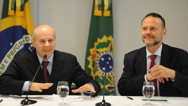 O ex-ministro da Fazenda Guido Mantega e o ex-presidente do BNDES Luciano Coutinho. Foto: Renato Araújo/Agência Brasil