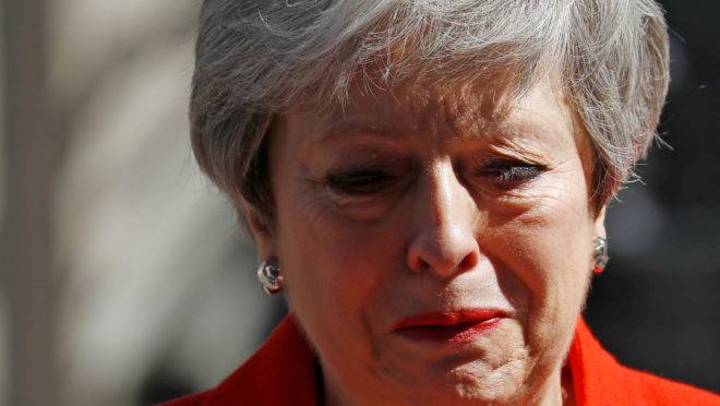 A primeira-ministra britânica Theresa May se emociona ao anunciar sua renúncia