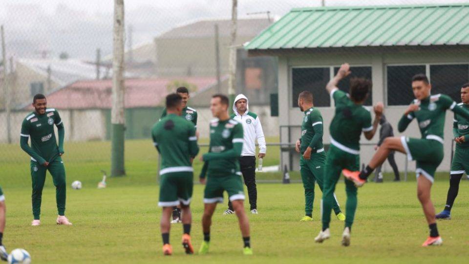 Com casa cheia, Coritiba admite obrigação de vencer na reestreia de Rafinha; veja provável time Coritiba terá a reestreia de Rafinha contra o Cuiabá na Série B 2019