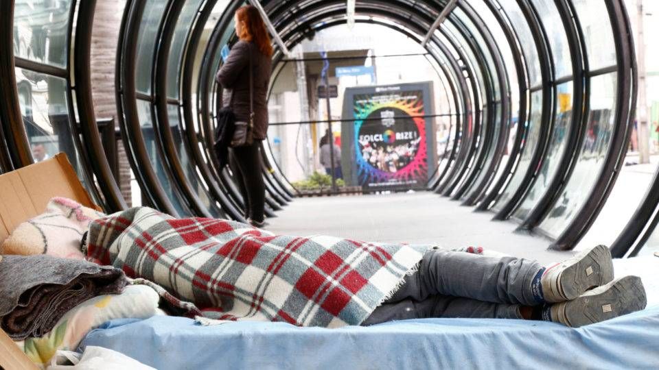 Prefeitura propõe organizar distribuição de comida a moradores de rua, mas multa causa polêmica