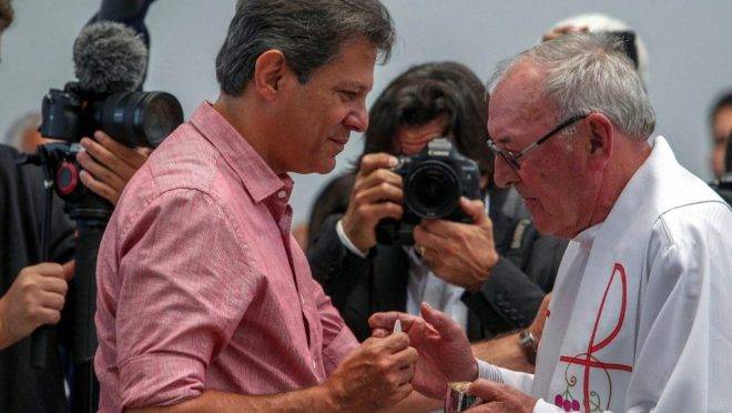 Apesar dos esforços do filósofo Terry Eagleton, o Papa João Paulo II refuta a ideia de que é possível ser marxista e cristão ao mesmo tempo - algo que Fernando Haddad tentou durante as eleições de 2018.