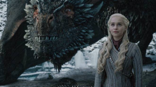 Emilia Clarke durante cena de Game of Thrones