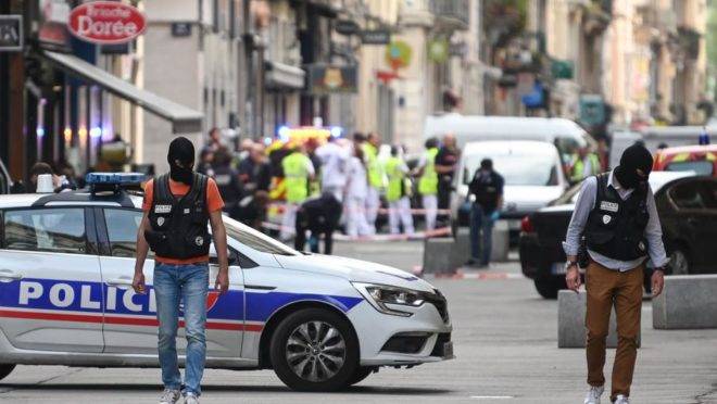 A polícia francesa vasculha a área em busca de evidências após a explosão de uma mala em uma rua de pedestres no centro de Lyon, na França, 24 de maio. Várias pessoas ficaram feridas