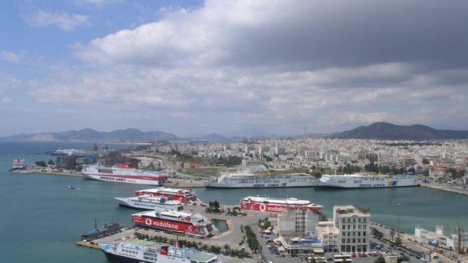 Vista do porto de Pireu, Grécia.