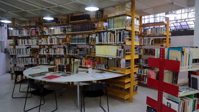 Estantes de livros na Casa da Leitura Miguel de Cervantes, em Curitiba