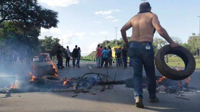 Feirantes fecham o CEASA-DF em protesto de apoio à paralisação dos caminhoneiros, em maio de 2018