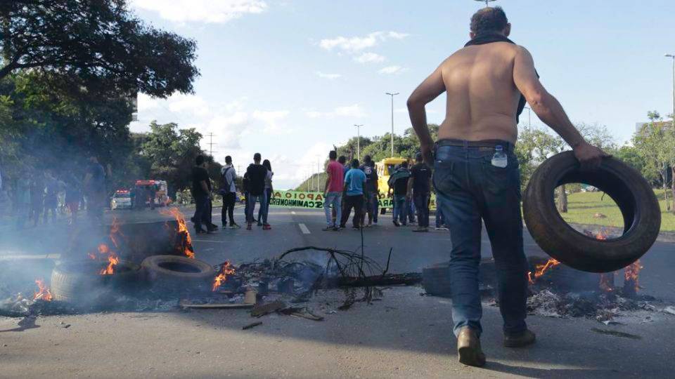 Os donos da rua Feirantes fecham o CEASA-DF em protesto de apoio à paralisação dos caminhoneiros, em maio de 2018