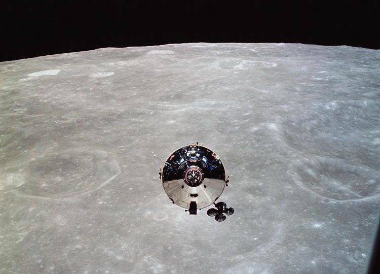 Imagem da NASA de 22 de maio de 1969 mostra o módulo de comando da Apollo 10 visto a partir do módulo lunar após a separação na órbita lunar