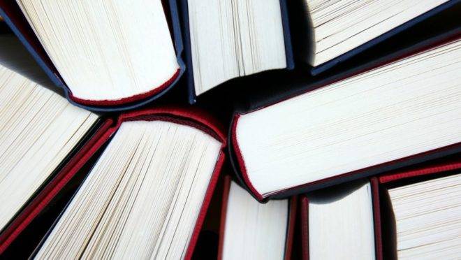 A foto traz imagem de livros, fazendo referência a pesquisas realizadas em universidades.