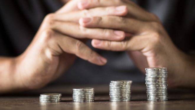 Pilhas de moedas colocadas lado a lado