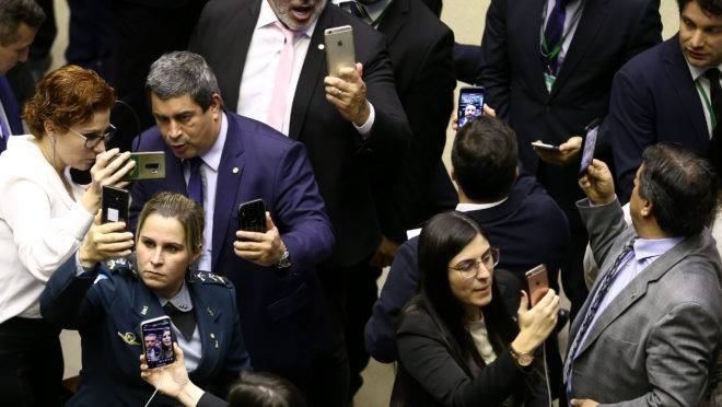 Deputados do PSL fazem lives em redes sociais durante a votação do destaque que retira do ministério da Justiça o COAF, no Plenário da Câmara dos Deputados, em Brasília.. Foto: Pedro Ladeira/Folhapress