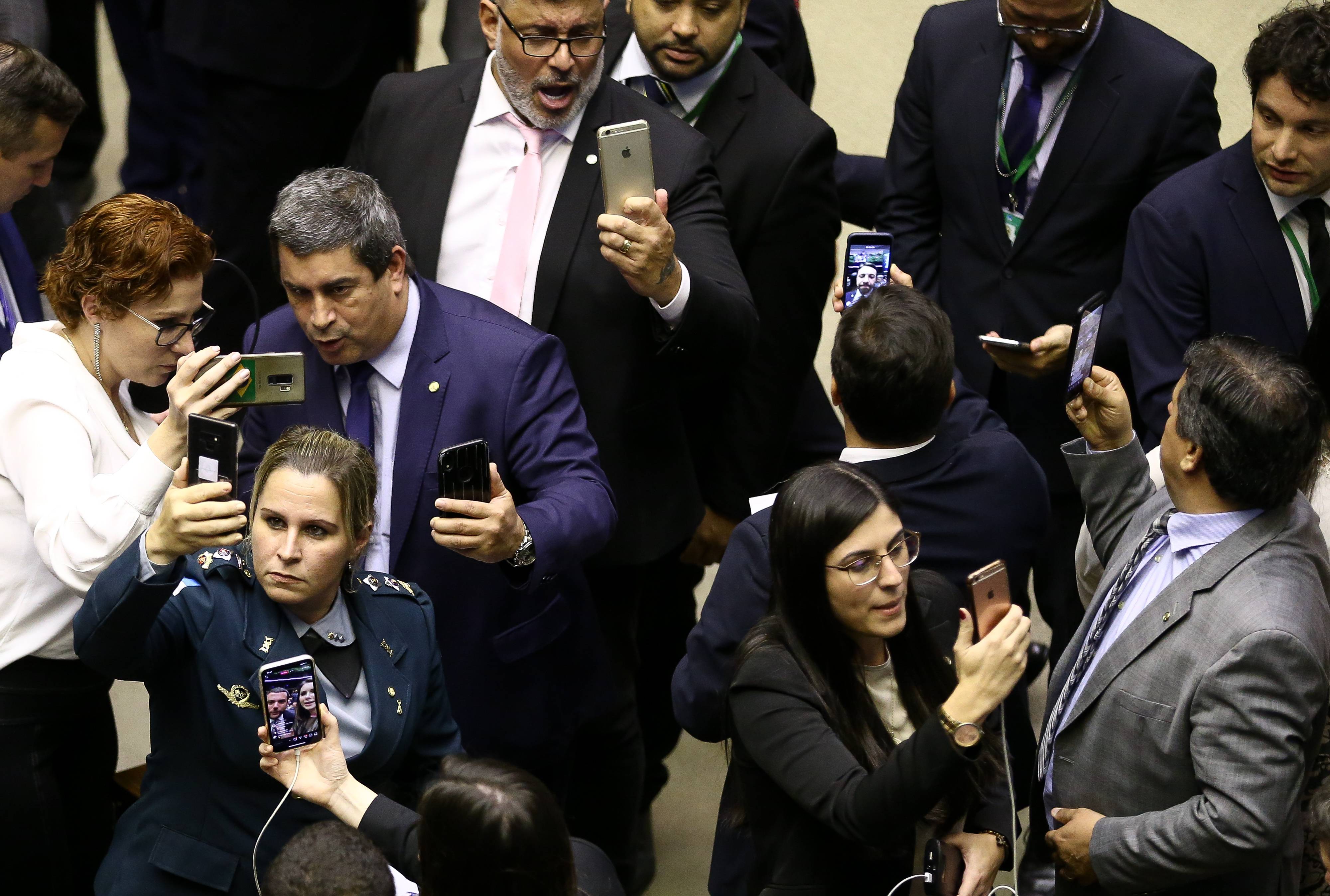 Deputados do PSL fazem lives simultâneas em suas redes sociais durante votação na Câmara: (sentido horário) Carla Zambelli, Coronel Tadeu, Alexandre Frota, Daniel Freitas, Marcelo Brum, Chris Tonietto e Major Fabiana.