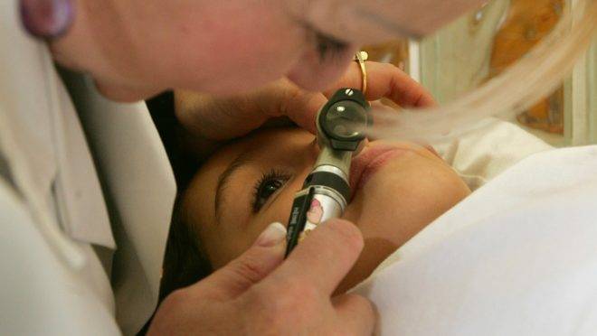 Pediatra examina criança