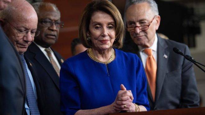 A líder da Câmara Nancy Pelosi e o líder do Senado Chuck Schumer (à direita) no Capitol Hill, em Washington, 22 de maio, após reunião com o presidente americano Donald Trump