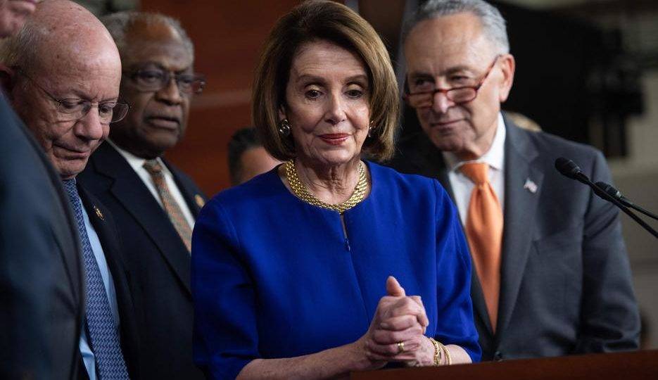 A líder da Câmara Nancy Pelosi e o líder do Senado Chuck Schumer (à direita) no Capitol Hill, em Washington, 22 de maio, após reunião com o presidente americano Donald Trump