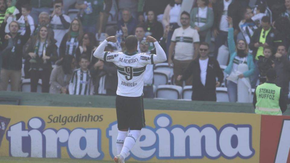 Na estreia de Rafinha, Rodrigão decide e Coritiba vence o Cuiabá Rodrigão comemora gol no Couto lotado.