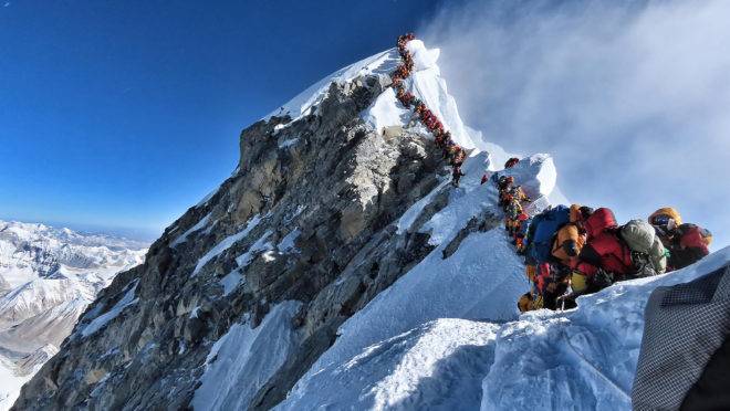 Muitos escaladores tiveram que fazer fila para chegar ao cume do Everest,na temida "zona da morte"