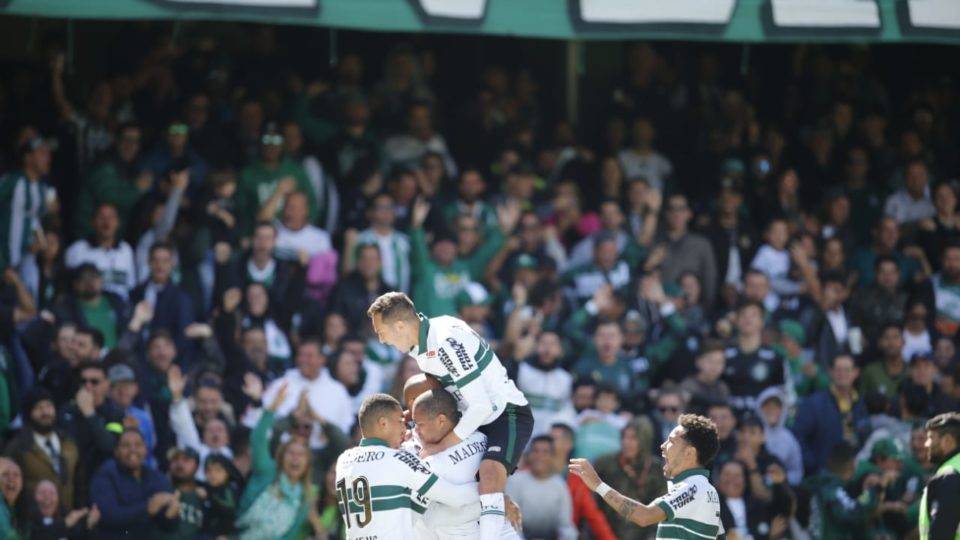 Rafinha elogia recorde de público no Couto: “Voltar a ser respeitado aqui” Jogadores comemoram o segundo gol de Rodrigão. Rafinha à direita na foto.