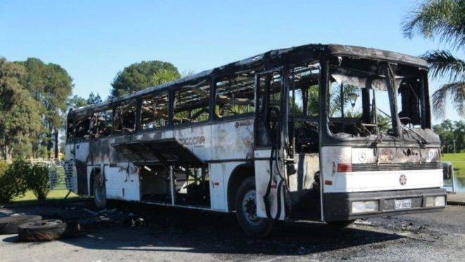 Os ônibus estavam estacionados no Parque São José, na Avenida Comendador Franco, conhecida como Avenida das Torres, em São José dos Pinhais, na Região Metropolitana de Curitiba (RMC), e foram incendiados na madrugada deste domingo (26). Foto: Felipe Rosa/Tribuna do Paraná