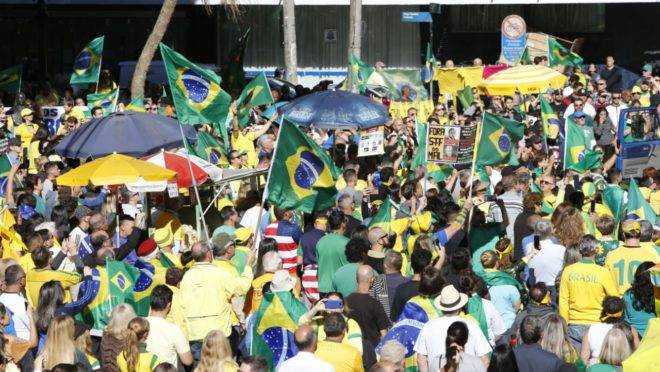Manifestantes pró-Bolsonaro se reúnem em ato em Curitiba