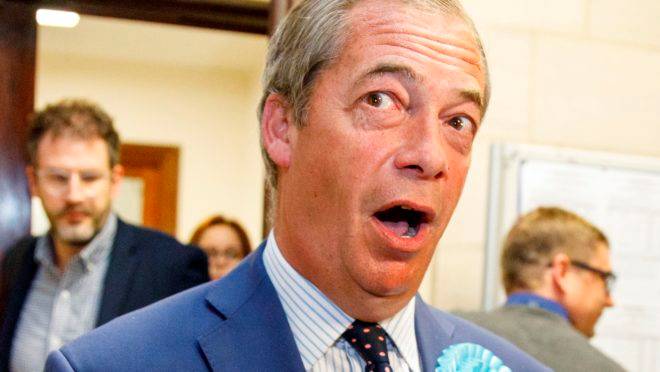 O líder do Partido Brexit, Nigel Farage, reage depois que os resultados das eleições para o Parlamento Europeu, no Reino Unido, são anunciados