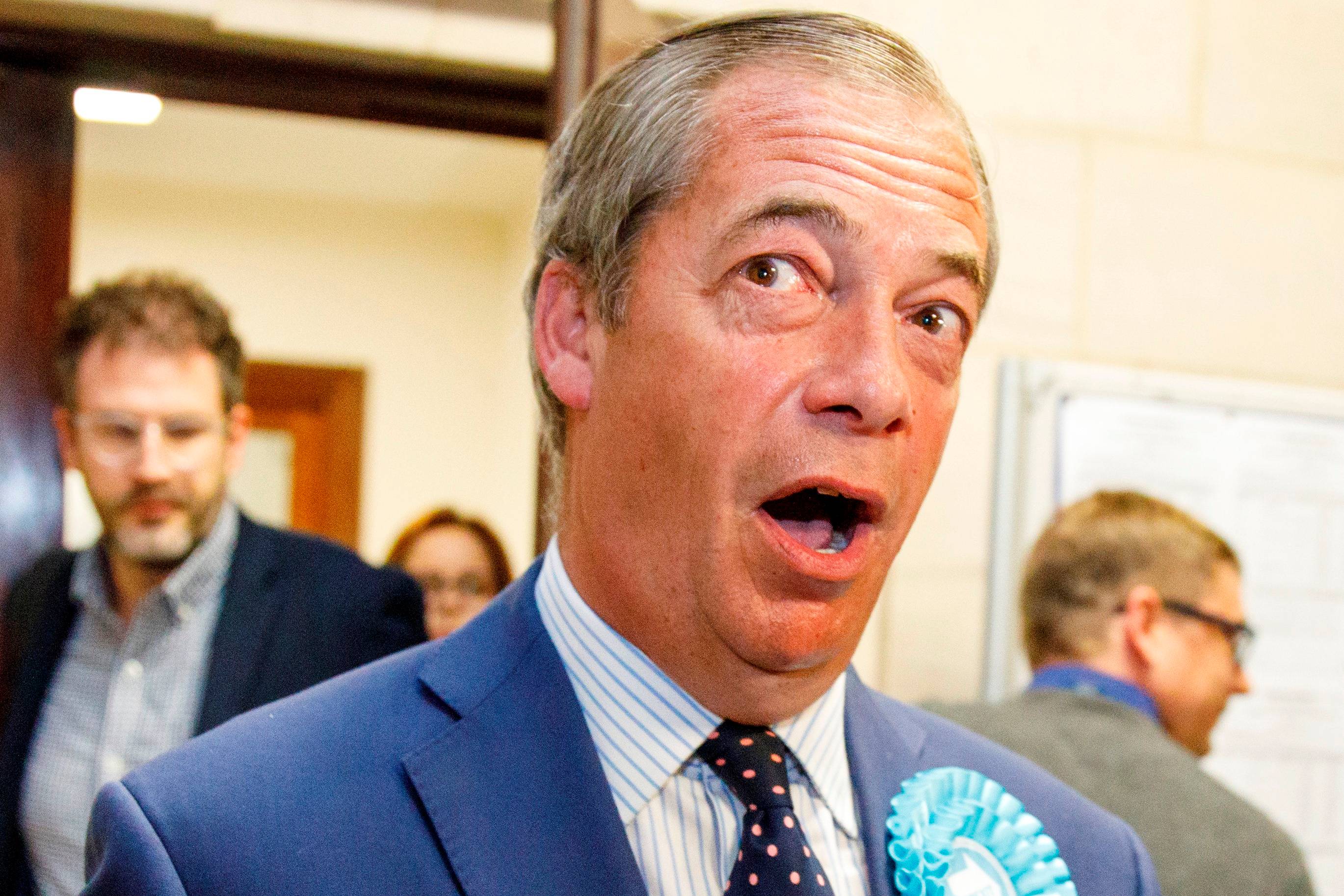 O líder do Partido Brexit, Nigel Farage, reage depois que os resultados das eleições para o Parlamento Europeu, no Reino Unido, são anunciados