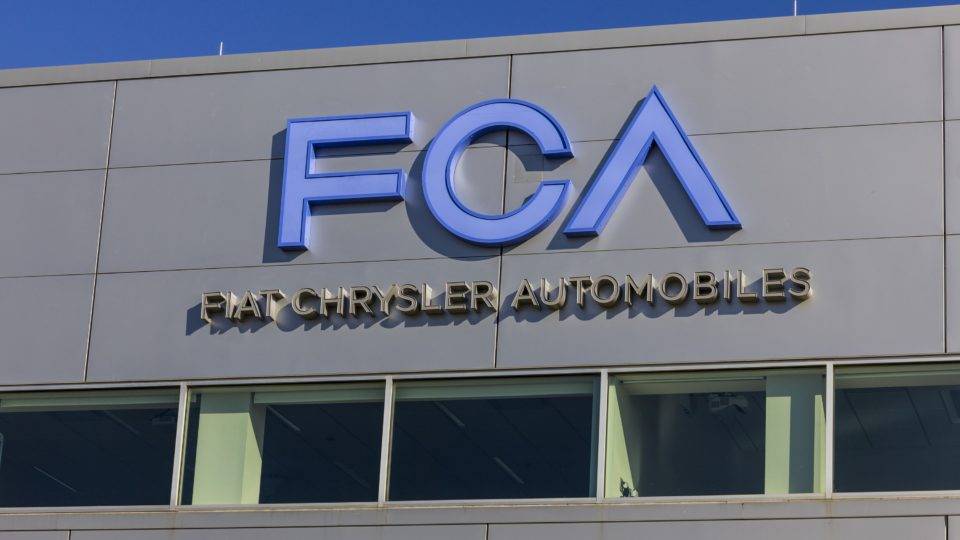 Fusão entre Fiat e PSA marca tendência à consolidação da indústria automotiva Logomarca da FCA em prédio nos EUA. Foto: Bigstock