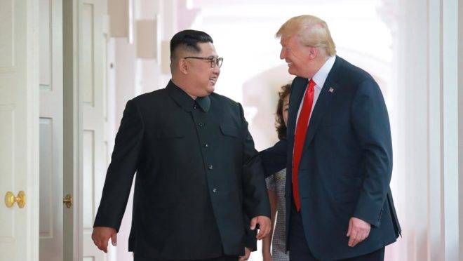 O ditador Kim Jong-un e o presidente dos EUA, Donald Trump, em uma conversa descontraída durante a cúpula de Cingapura, em junho de 2018