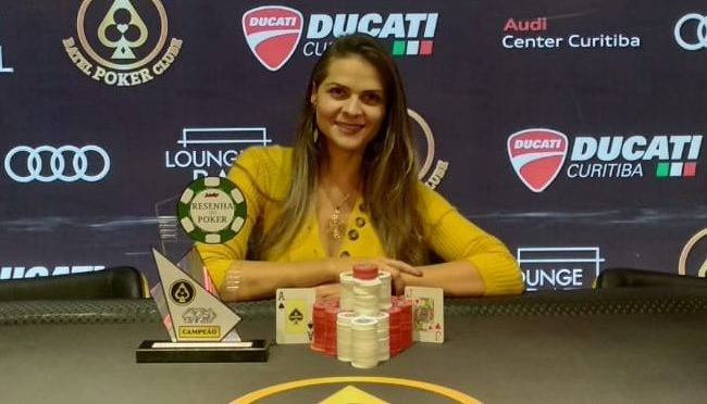 Flavia foi a grande campeã da quarta etapa do Circuito Resenha do Poker. Foto: Divulgação/BPC
