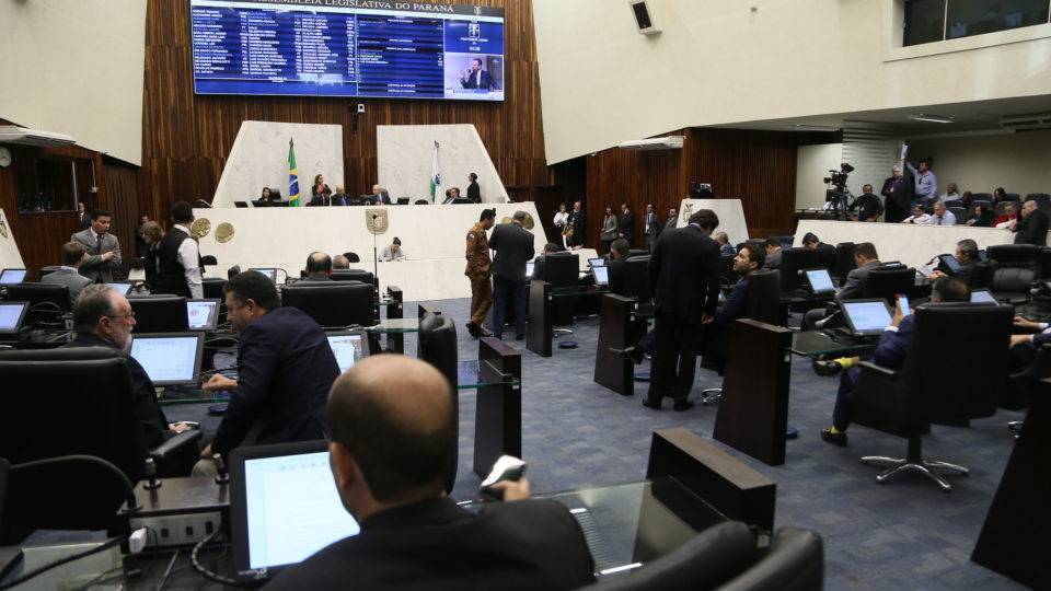Deputados ignoram críticas e votam Escola sem Partido no Paraná Assembleia Legislativa do Paraná