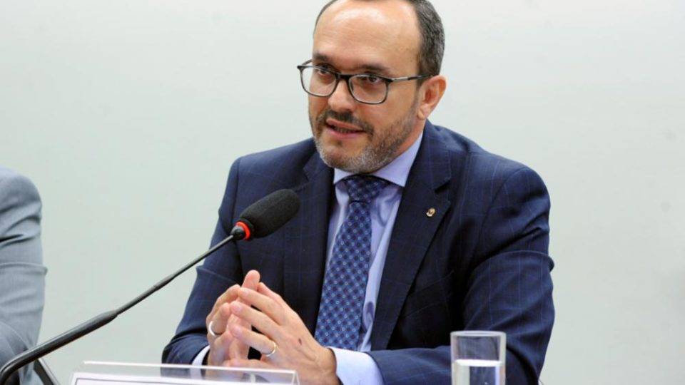 Forças-tarefa não podem ser único método do MPF para problemas graves, diz candidato à PGR O procurador regional da República Vladimir Aras, candidato à PGR