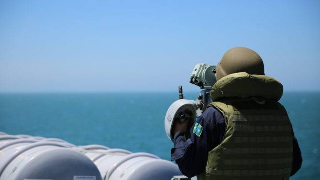 Militar da Marinha patrulha águas brasileiras. Foto: Marinha/Flickr