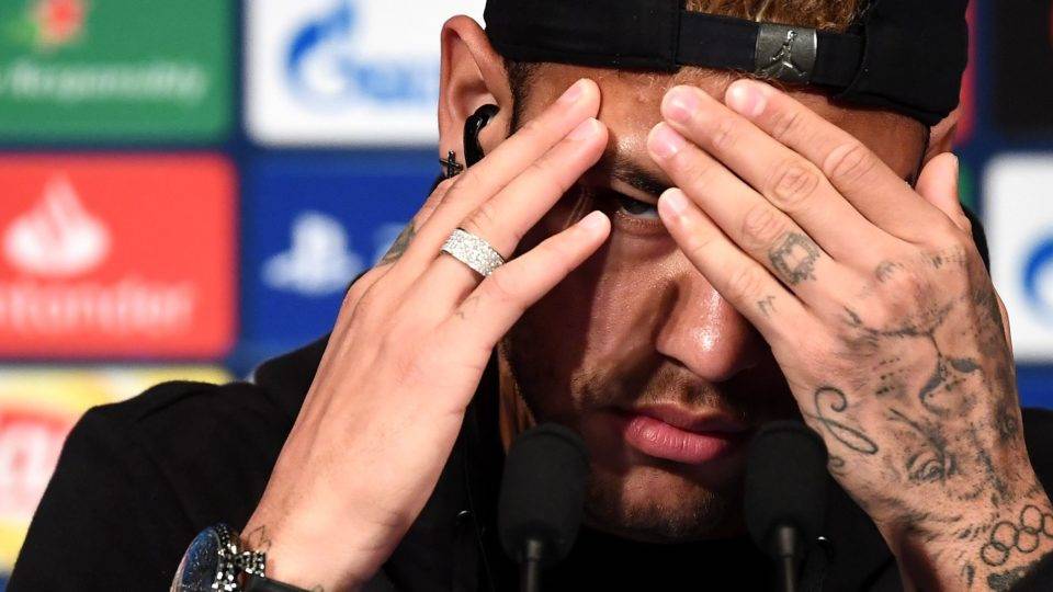 Neymar: fotos íntimas, versos de pagode, emojis e uma relação rápida que virou acusação de estupro.