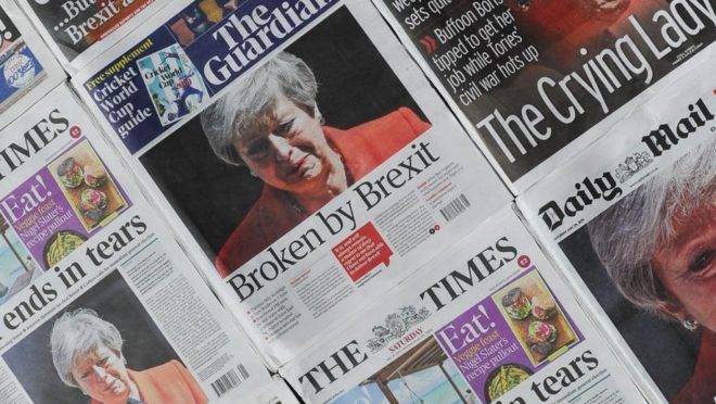 Montagem de jornais diários do Reino Unido no dia 25 de maio, após o discurso de renúncia da primeira-ministra Theresa May, no dia 24