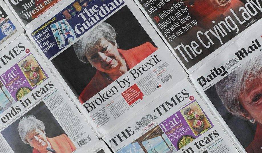 Montagem de jornais diários do Reino Unido no dia 25 de maio, após o discurso de renúncia da primeira-ministra Theresa May, no dia 24