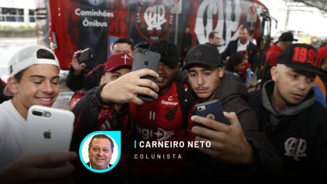 Nikão faz selfie com torcedores do athletico no embarque para Buenos Aires.