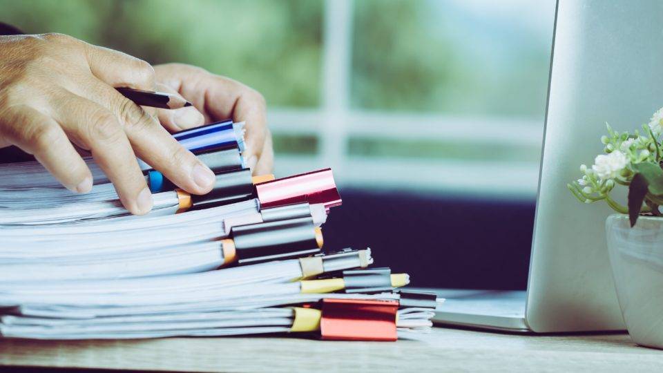 pilha de documentos para ilustrar a burocracia para se abrir startups no brasil