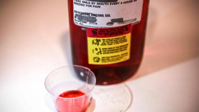 Um frasco de oxicodona líquida, um medicamento para o tratamento da dor. Farmacêuticas enfrentam a justiça nos EUA sob acusação de causarem a epidemia de overdose de opioides no país