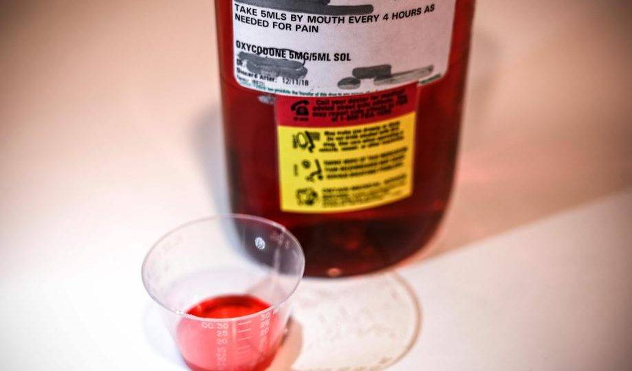 Um frasco de oxicodona líquida, um medicamento para o tratamento da dor. Farmacêuticas enfrentam a justiça nos EUA sob acusação de causarem a epidemia de overdose de opioides no país