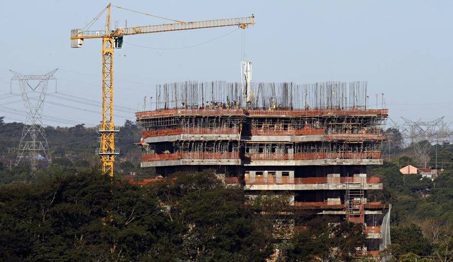 A conta do desperdício: Brasil tem 14 mil obras públicas paradas que já custaram R$ 10,8 bilhões Prédio inacabado da Unila, em Foz do Iguaçu. Foto: Christian Rizzi/Arquivo Gazeta do Povo