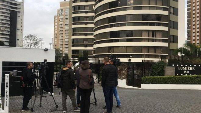 Movimentação na frente da casa de Beto Richa, em 12 de setembro de 2018