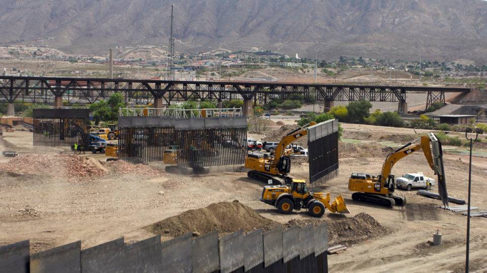 Americanos constroem muro por conta própria na fronteira com o México