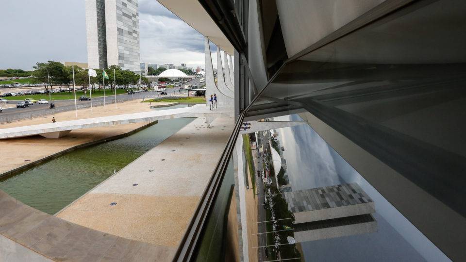 Corte na jornada de servidor e nos comissionados: o que propõe a PEC da regra de ouro Reflexo do Congresso Nacional visto pela janela do Palácio do Planalto.