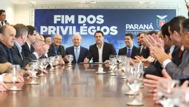 A Proposta de Emenda à Constituição (PEC) que põe fim à aposentadoria vitalícia de governadores, enviada no início do ano à Assembleia Legislativa pelo governador Carlos Massa Ratinho Junior, foi promulgada nesta quarta-feira (29), em solenidade no Palácio Iguaçu.
