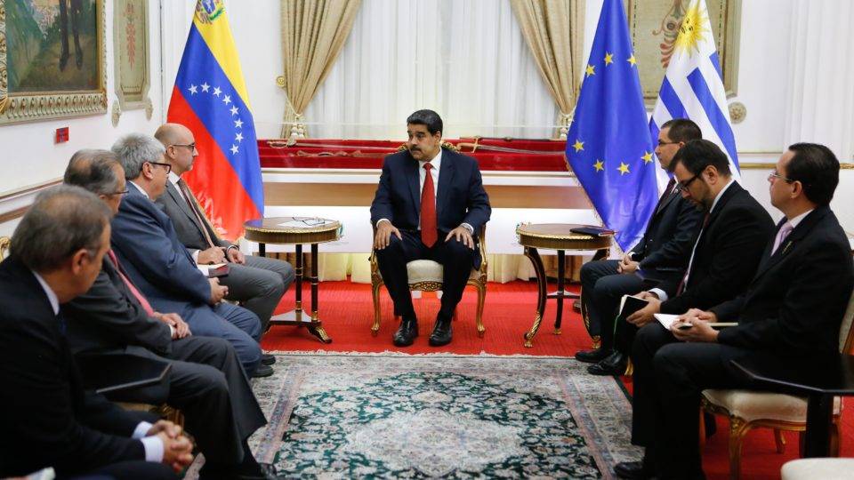 Nicolas Maduro (C) durante reunião com membros do Grupo Internacional de Contato para a Venezuela, no Palácio Miraflores, em 16 de maio de 2019