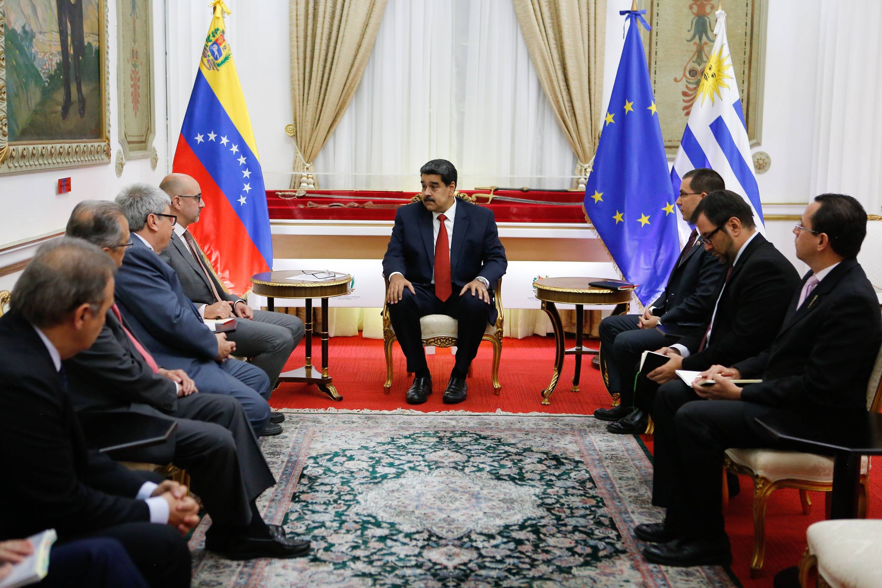 Nicolas Maduro (C) durante reunião com membros do Grupo Internacional de Contato para a Venezuela, no Palácio Miraflores, em 16 de maio de 2019