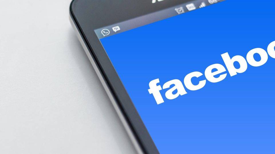 Celular com tela do Facebook